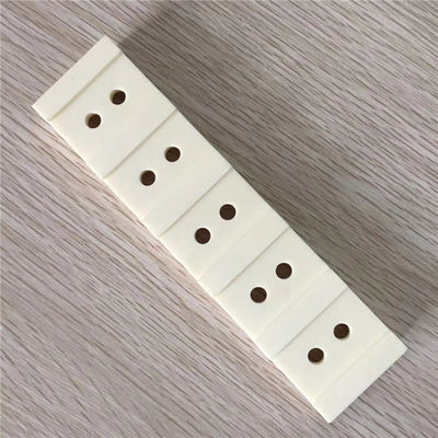 ارتفاع درجة الحرارة 3700Mpa الألومينا أجزاء السيراميك الصناعية 99٪ لوحة سيراميك الألومينا